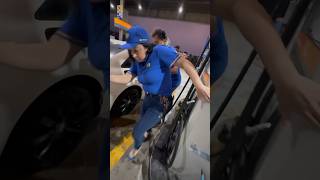 FRENTISTA JOGOU GASOLINA NO CLIENTE gasolina gasolinacara [upl. by Enaitsirhc]