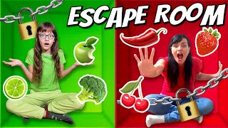 ESCI DALLA ESCAPE ROOM NEL TUO COLORE 24 ORE CHALLENGE con SOFI e MONI [upl. by Cleveland496]