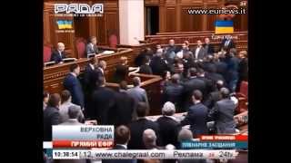 Ucraina neofascisti aggrediscono in Parlamento leader del partito comunista [upl. by Buskirk]