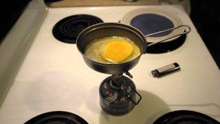 quotScramblingquot an Egg in the Snow Peak Trek 900 LidFrying Pan [upl. by Nahc]