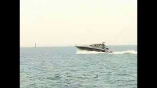 Eine schnelle Motoryacht überholt unsere kleine langsame 9 Meter Segelyacht auf der Ostsee [upl. by Chenee]