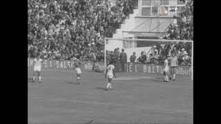 Eusébio jogando no Estádio de São Luís FarenseBenfica em 1973 [upl. by Eerrahs]