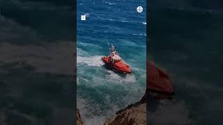 Heroico rescate de tres menores engullidos por el mar en Almería Rescate Mar Almería [upl. by Aiouqahs]