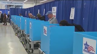 Early voting expands in Illinois [upl. by Ettedranreb]