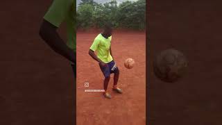 comment jongler un ballon de football sports [upl. by Ahsrat642]