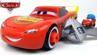 RAYTO CONSTRUYE UN RAYO MCQUEEN LISTO PARA CARRERAS CON LA AYUDA DE MATE Y RAYO DISNEY PIXAR CARS 3 [upl. by Ticknor875]