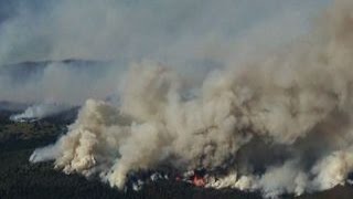 Wildfire threatens hundreds of homes in Washington state [upl. by Therron638]