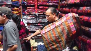 Trajes típicos en el Mercado de Chichicastenango Guatemala [upl. by Maillij]