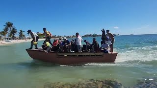 Embarcación de inmigrantes cubanos llega a popular playa de los Cayos de Florida [upl. by Nesmat211]