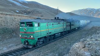 Diesel locomotive 2TE10V4002 overcomes the first difficult mountain climb Lots of fire and smoke [upl. by Eelidnarb]