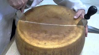 Taglio Parmigiano Reggiano DOP 2001 [upl. by Corbett879]