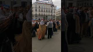 Bailando Chotis en el km0 de la Puerta del Sol Madrid [upl. by Arrim]