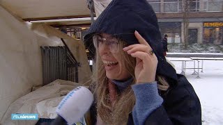 Dikke sneeuwpret Mijn sokken zijn wel een beetje nat  RTL NIEUWS [upl. by Hannon]