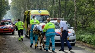 Fietser ernstig hoofdletsel na aanrijding met bestelbus‏ op de Beleven in Reusel 28092014 [upl. by Compte]