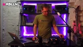 FADERFOX DJ44 im Vergleich mit Native Instruments Kontrol Z1  X1 [upl. by Enirrok321]