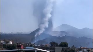 Fuertes explosiones en el volcán de Cumbre Vieja [upl. by Samuella]