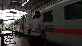 momen kedatangan KA tawang jaya premium distasiun semarang poncol [upl. by Imrots873]