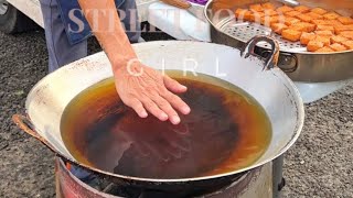 Popular crispy radish cakes in lok lok street [upl. by Enaamuj]