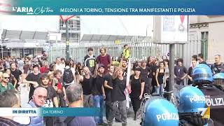 Torino forti tensioni tra studenti contro Meloni e polizia le immagini [upl. by Collie926]