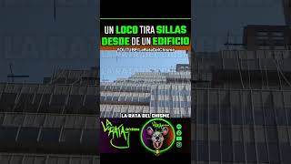 LOCO TIRANDO SILLAS DESDE EDIFICO EN NEW YORK laratadelchisme [upl. by Atinad]