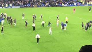 Everton Fan Pitch Invades Gets Jonjoe Kenny’s Jersey amp Outruns 10 Stewards [upl. by Angeli]