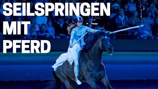 Seilspringen mit Pferd 😱  Lisa Röckener zeigt wie es geht  Partner Pferd Leipzig [upl. by Orestes570]