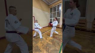 Tarczowanie kopnaie wieczorne taekwondo [upl. by Atworth]