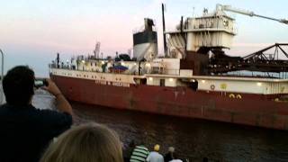 Great Lakes Freighter Arthur M Anderson passing through Duluth Minnesota at Canal Park [upl. by Sekoorb]